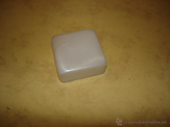 Bo&icirc;tes et petites bo&icirc;tes m&eacute;talliques: PEQUE&Ntilde;A CAJA DE PLASTICO - FRUA VALENCIA - 3,2 X 3,2 X 1,2 CM.