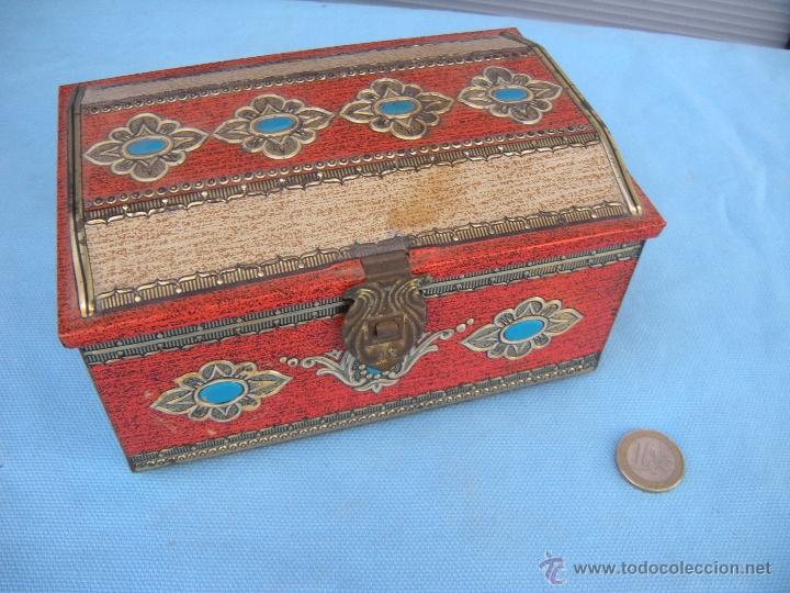 Cajas y cajitas met&aacute;licas: CAJA DE CHAPA CON FORMA DE BA&Uacute;L. JOYERO.