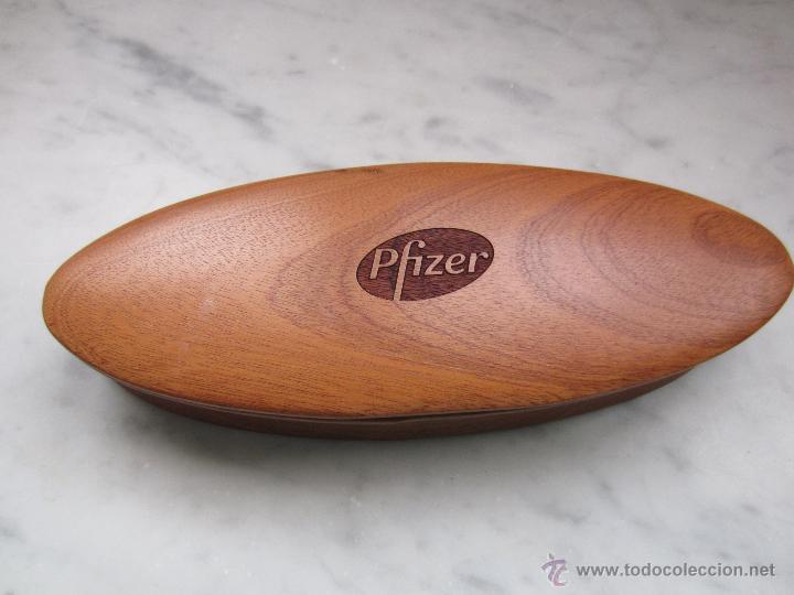 Bo&icirc;tes et petites bo&icirc;tes m&eacute;talliques: caja de madera