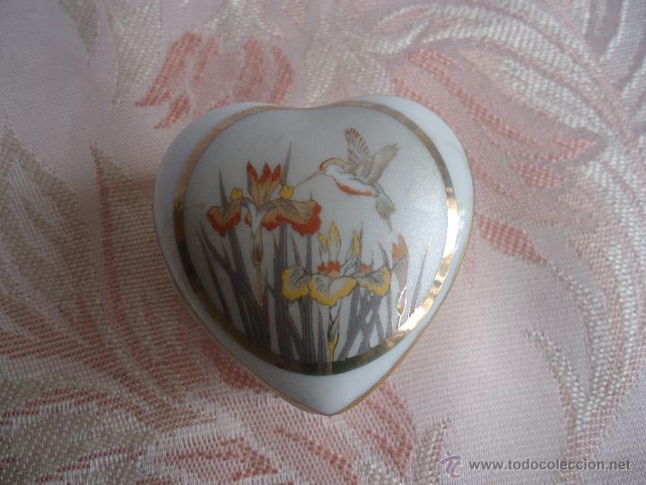 Cajas y cajitas met&aacute;licas: Pastillero Caja porcelana coraz&oacute;n Jap&oacute;n, japonesa, decorada con flores y p&aacute;jaro