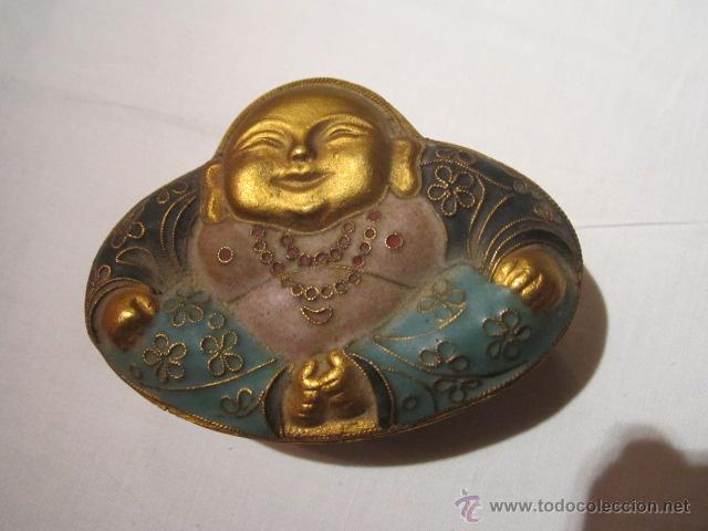 Cajas y cajitas met&aacute;licas: Peque&ntilde;a caja cloison&eacute;, con buda en tapa. Interior esmaltado. Medida: 7,5 x 5,5 x 2,5 cms. altura