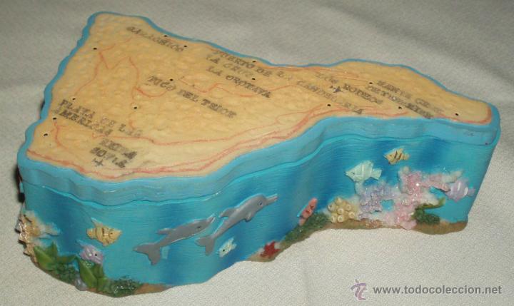 Bo&icirc;tes et petites bo&icirc;tes m&eacute;talliques: caja de resina decorada recuerdo de tenerife