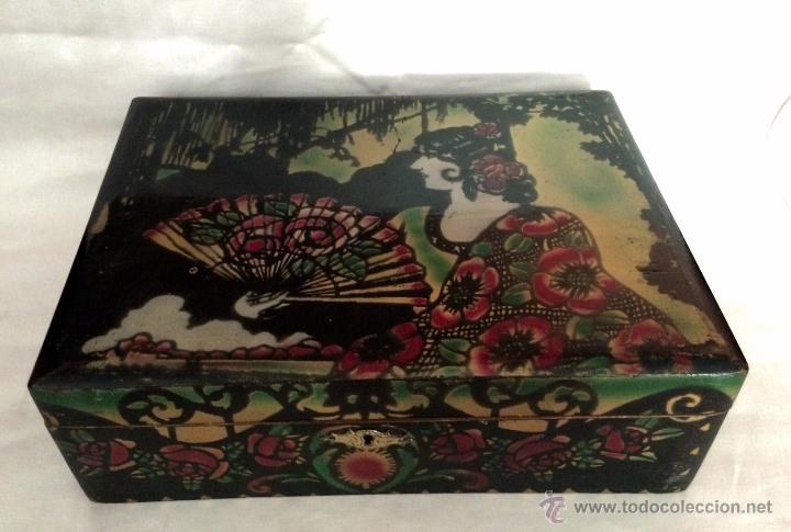 Cajas y cajitas met&aacute;licas: antigua caja de escuela,mujer andaluza con abanico sobre fondo negro, cenefa central, preciosa.