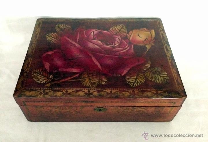 Cajas y cajitas met&aacute;licas: antigua caja de escuela con flores , con espejo y compartimentos, .