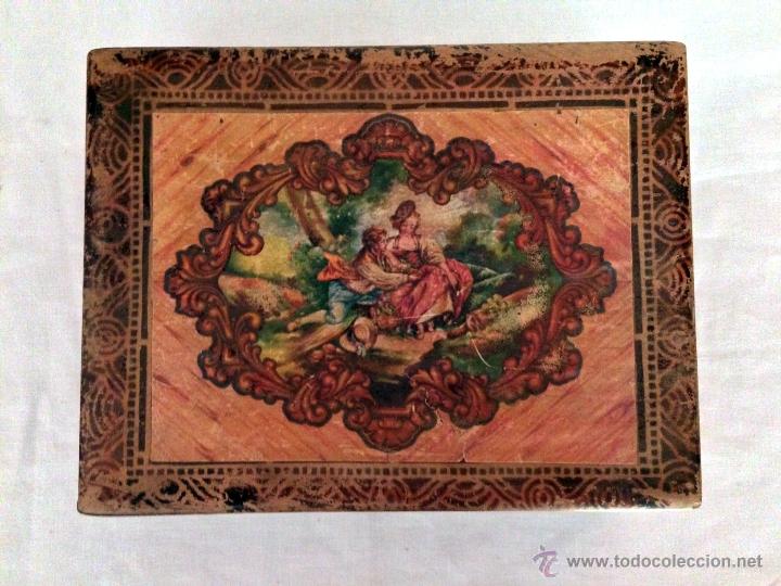 Cajas y cajitas met&aacute;licas: antigua caja  de escuela con escena rom&aacute;ntica.