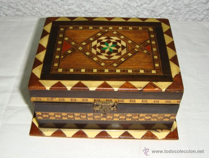 Cajas y cajitas met&aacute;licas: Antigua Caja de Taracea Granadina. 14 cm x 11 cm