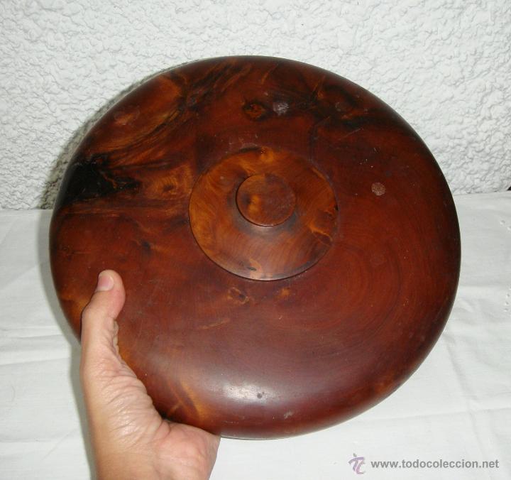 Cajas y cajitas met&aacute;licas: Caja circular de madera de ra&iacute;z de tuya &middot; Tapa central &middot; ca. 1950&ndash;1980
