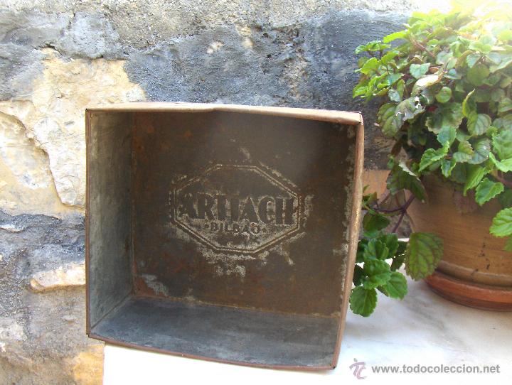Bo&icirc;tes et petites bo&icirc;tes m&eacute;talliques: ANTIGUA CAJA RETORNABLE DE GALLETAS ARTIACH. BILBAO.