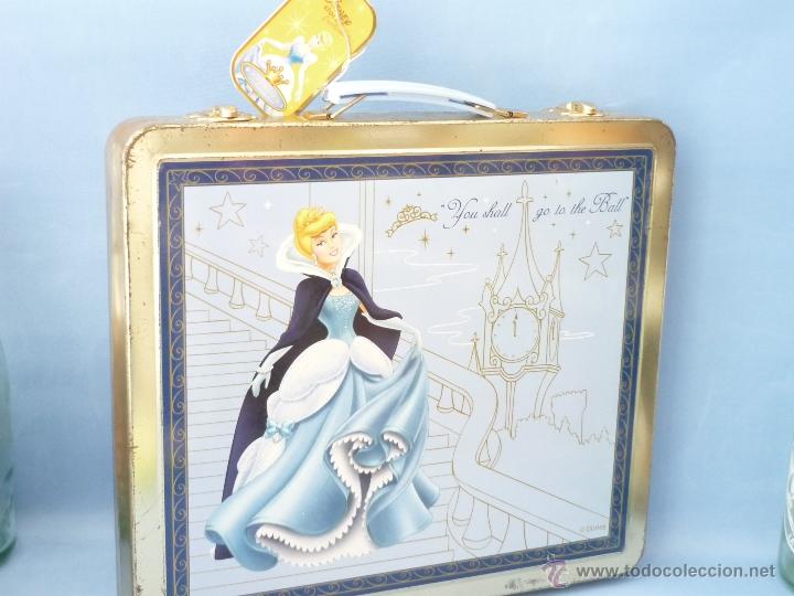 Cajas y cajitas met&aacute;licas: CAJA DE LATA EN FORMA DE MALETA DE DISNEY 30X28X5.GASTOS DE ENVIO 6&euro; PARA ESPA&Ntilde;A.