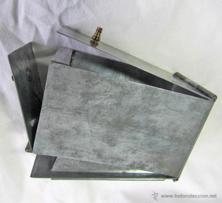 Casse e cassette metalliche: Curiosa caja met&aacute;lica de tres bisagras