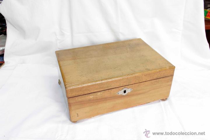 Cajas y cajitas met&aacute;licas: caja de madera forrada y con espejo - Foto 2