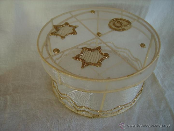 Cajas y cajitas met&aacute;licas: **BONITA CAJITA REDONDA DE TUL CON APIQUES EN DORADO (13 x 7,5 cm) JOYERO, PONGO TODO ETC**