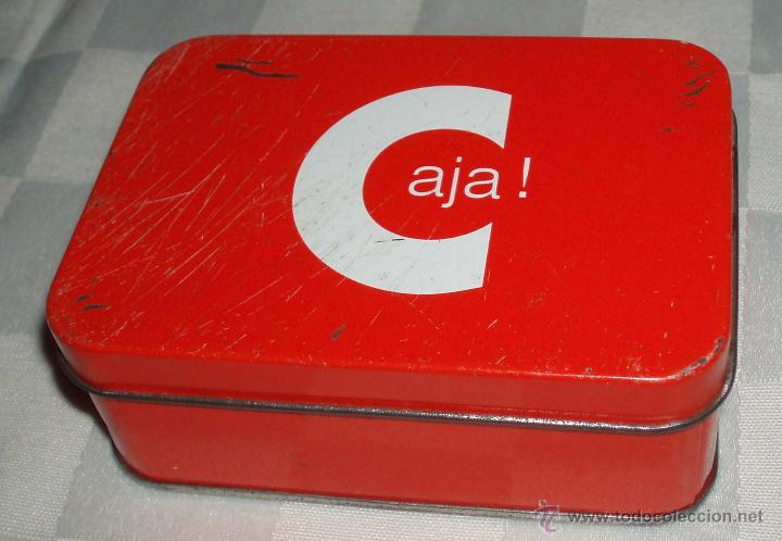Bo&icirc;tes et petites bo&icirc;tes m&eacute;talliques: caja metalica roja con una C
