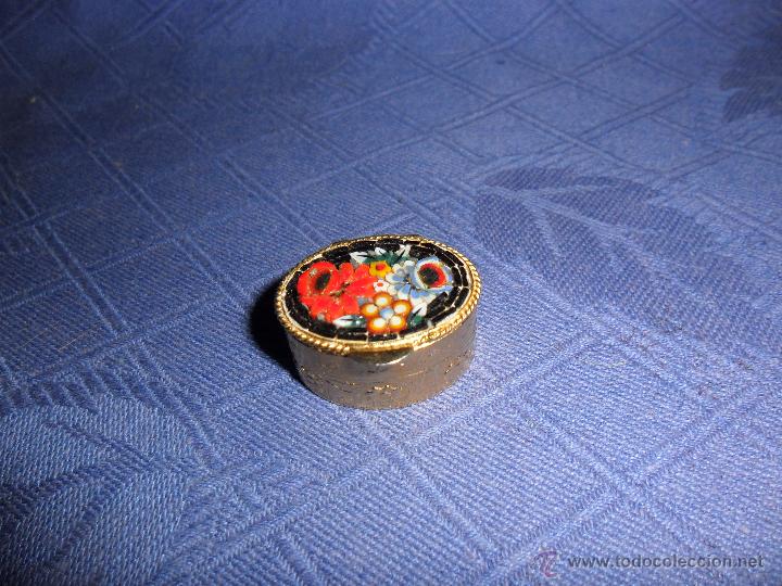Bo&icirc;tes et petites bo&icirc;tes m&eacute;talliques: CAJA PASTILLERO EN METALDORADO Y MICROMOSAICO, MED.1,5X2,5 CM., BUEN ESTADO