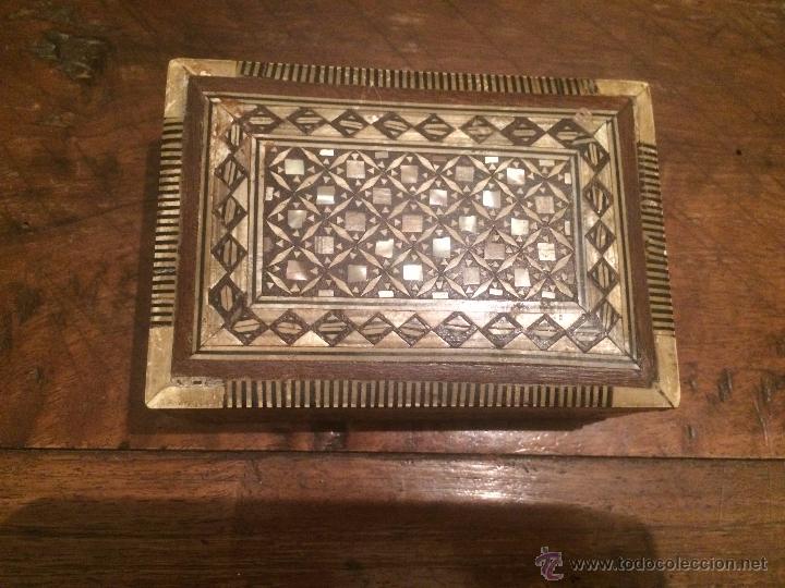Cajas y cajitas metálicas: Antigua caja joyero de madera con incrustaciones de nácar - Foto 2 - 54995323