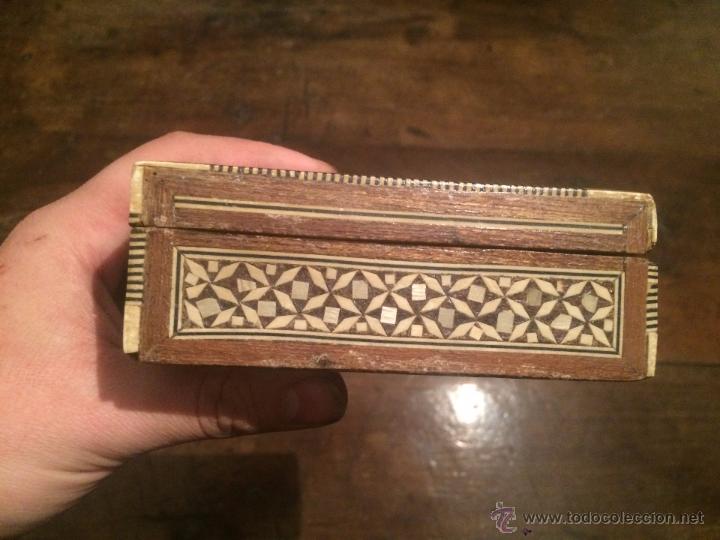 Cajas y cajitas metálicas: Antigua caja joyero de madera con incrustaciones de nácar - Foto 3 - 54995323