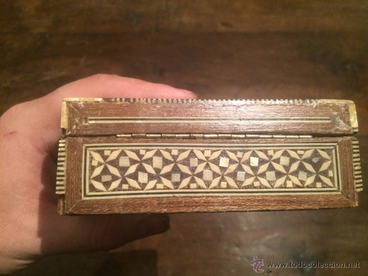 Cajas y cajitas metálicas: Antigua caja joyero de madera con incrustaciones de nácar - Foto 5 - 54995323