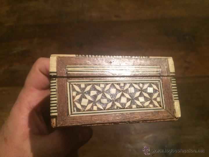 Cajas y cajitas metálicas: Antigua caja joyero de madera con incrustaciones de nácar - Foto 7 - 54995323