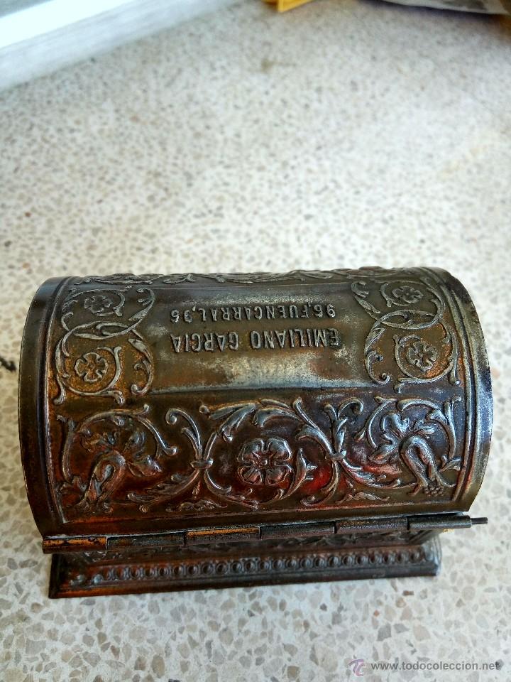 Boxes and metal boxes: antigua cajita metalica, grabada, tipo joyeria