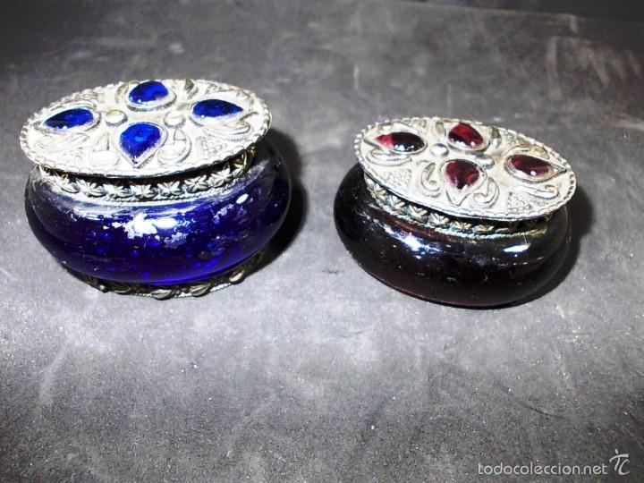 Blechdosen und Kisten: ANTIGUA CAJITAS EN CRISTAL DE COLOR FINAMENTE DECORADAS Y LABRADAS