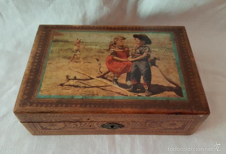 Blechdosen und Kisten: Antigua caja de escuela, ni&ntilde;a con ni&ntilde;o vaquero.