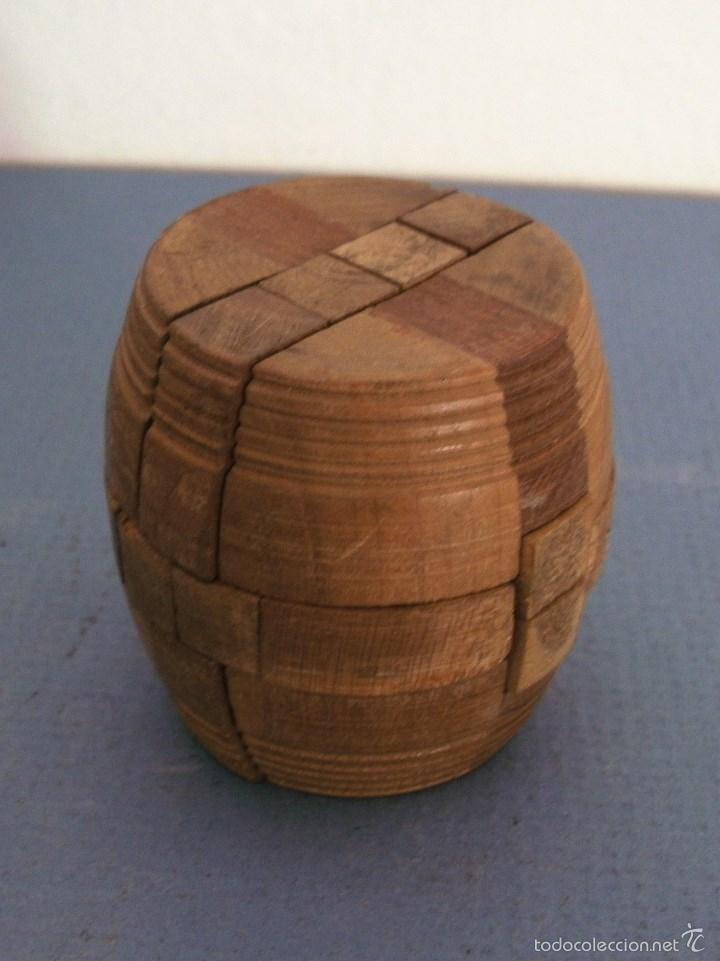 Bo&icirc;tes et petites bo&icirc;tes m&eacute;talliques: puzle de madera en forma de barril (5x4cm aprox)