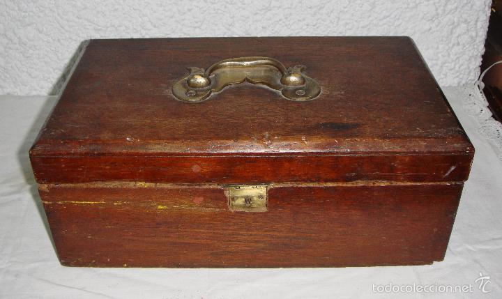 Cajas y cajitas met&aacute;licas: Caja de madera con compartimentos y asa en lat&oacute;n &bull; ca. 1900 - Foto 3