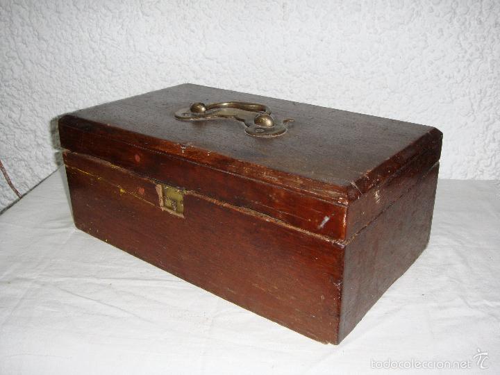Cajas y cajitas met&aacute;licas: Caja de madera con compartimentos y asa en lat&oacute;n &bull; ca. 1900 - Foto 4