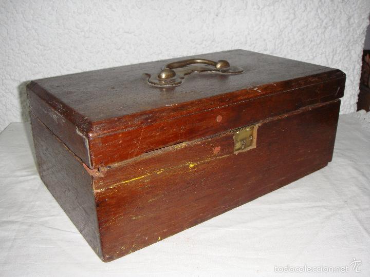 Cajas y cajitas met&aacute;licas: Caja de madera con compartimentos y asa en lat&oacute;n &bull; ca. 1900 - Foto 5