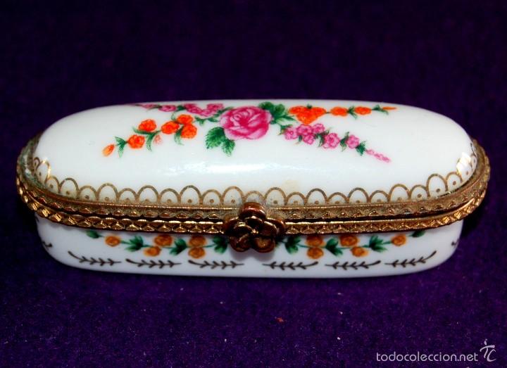 Cajas y cajitas met&aacute;licas: CAJITA DE PORCELANA. COLECCION DEL PRADO. MOTIVOS FLORALES Y RIBETE DORADO. CAJA- PASTILLERO.