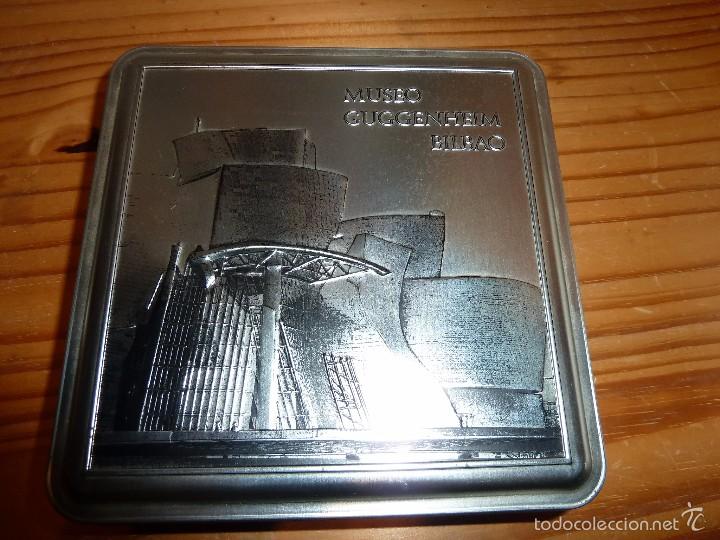 Cajas y cajitas met&aacute;licas: Caja met&aacute;lica plateada Guggenheim