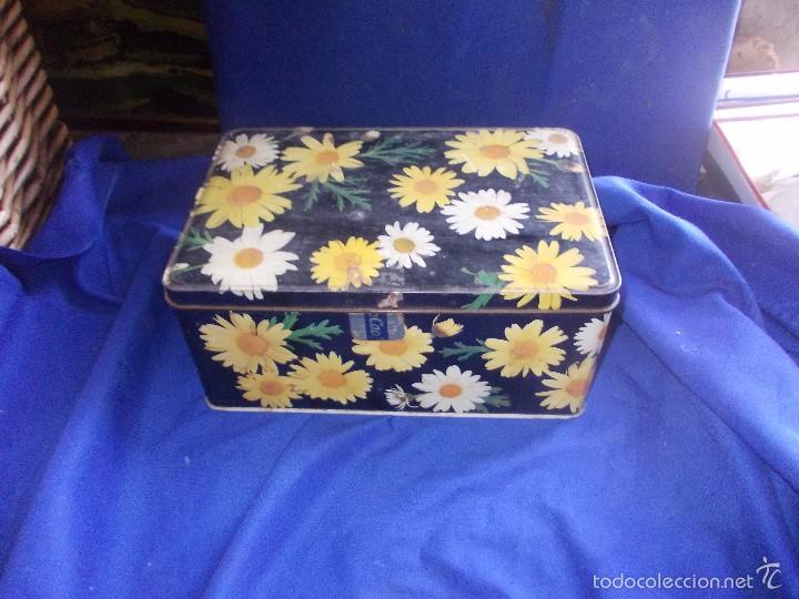 Cajas y cajitas met&aacute;licas: caja de cola-cao de flores - Foto 1