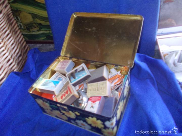 Cajas y cajitas met&aacute;licas: caja de cola-cao de flores - Foto 3