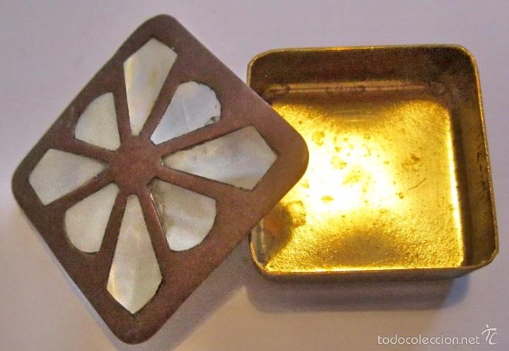 Blechdosen und Kisten: Pastillero antiguo dorado con incrustaciones en TAPA de N&Aacute;CAR