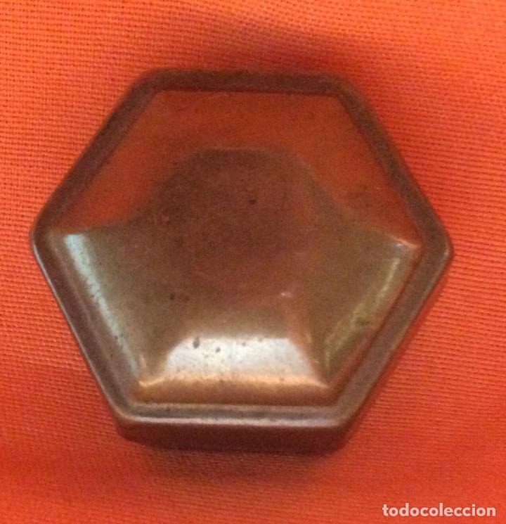 Cajas y cajitas met&aacute;licas: PASTILLERO ANTIGUO DE LATON - Foto 1