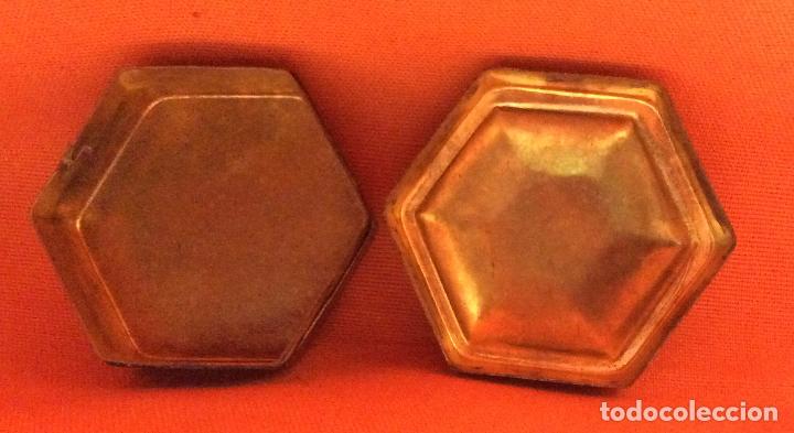 Cajas y cajitas met&aacute;licas: PASTILLERO ANTIGUO DE LATON - Foto 2