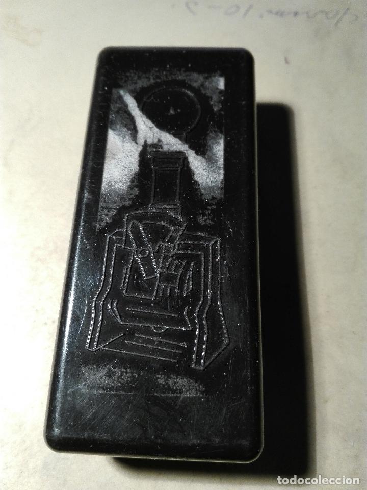 Caixas e caixinhas met&aacute;licas: CAJITA DE BAQUELITA O ANTIGUO PLASTICO NEGRO CON LA IMAGEN DE UN NUMERADOR EN RELIEVE - 9 X 3.8 CM