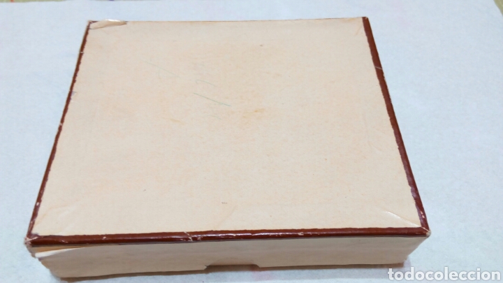Blechdosen und Kisten: Antigua peque&ntilde;a caja de cart&oacute;n para regalos a&ntilde;os 60 o 70. Incluye papel de envolver Freire Barros