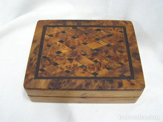 Bo&icirc;tes et petites bo&icirc;tes m&eacute;talliques: Caja marqueter&iacute;a a&ntilde;os 80