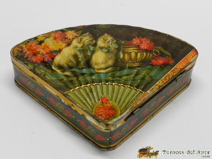 Caixas e caixinhas met&aacute;licas: ANTIGUA CAJA DE HOJALATA LITOGRAFIADA CON GATITOS Y FORMA DE ABANICO, MEDIDAS 19 CM X 14 CM., HIJOS