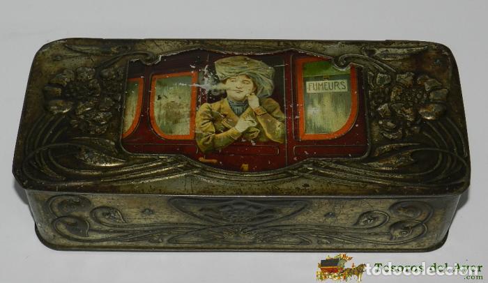 Casse e cassette metalliche: CAJA MODERNISTA DECORADA EN RELIEVE, PUBLICIDAD DE F. ROGER, FABRICANTE DE LIBRITOS DE PAPEL DE FUMA