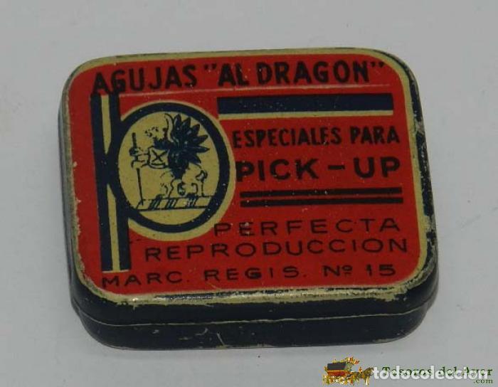 Casse e cassette metalliche: CAJA DE HOJALATA LITOGRAFIADA CON PUBLICIDAD DE AGUJAS AL DRAGON. MUSICA,GRAM&oacute;FONO, MIDE 4,1 X 3,5 C