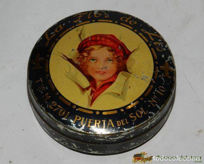 Casse e cassette metalliche: ANTIGUA CAJA DE HOJALATA LITOGRAFIADA CON PUBLICIDAD DE LA FLOR DE LIS DE MADRID, PUERTA DEL SOL N&ordm;