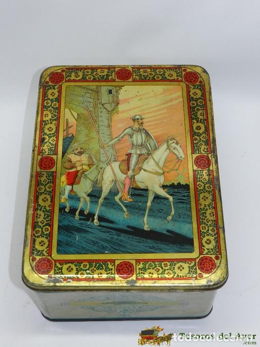 Cajas y cajitas met&aacute;licas: ANTIGUA CAJA DE HOJALATA LITOGRAFIADA PARA DULCES, CON EL QUIJOTE Y SANCHO PANZA - MIDE 26,5 X 19,5