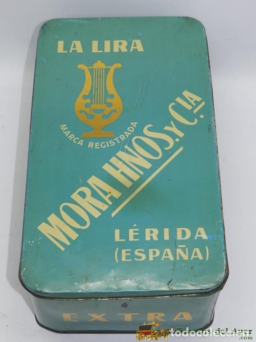 Casse e cassette metalliche: CAJA DE HOJALATA CON PUBLICIDAD DE CREMA DE MEMBRILLO LA LIRA - MORA HNOS Y CIA S.A. LERIDA - GRAN T