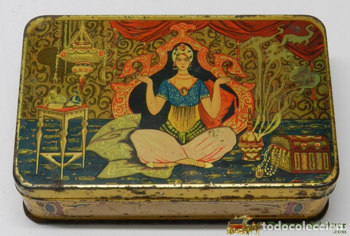 Casse e cassette metalliche: ANTIGUA CAJA DE HOJALATA LITOGRAFIADA CON PRECIOSA ILUSTRACION DE LA INDIA, MIDE 13 X 8 X4 CMS.