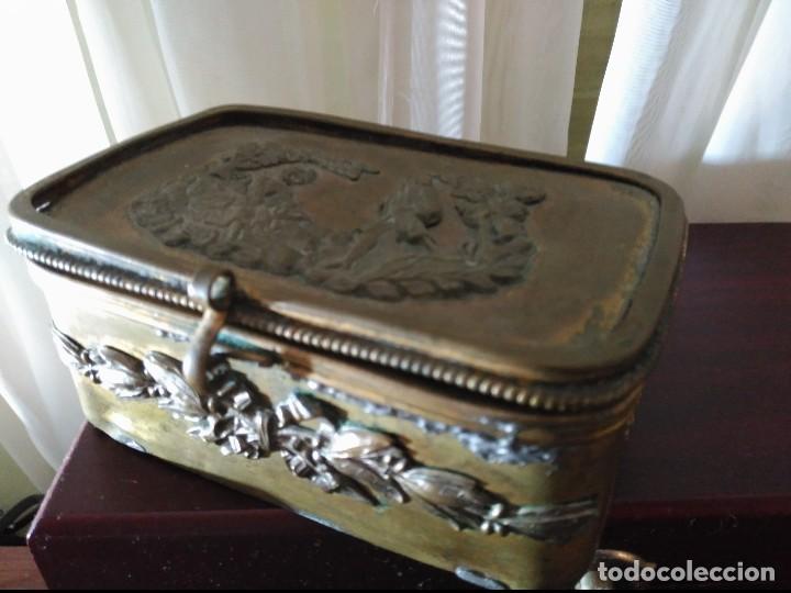 Cajas y cajitas met&aacute;licas: muy antiguo joyero en laton  con decoracion romantica y forrado en tela
