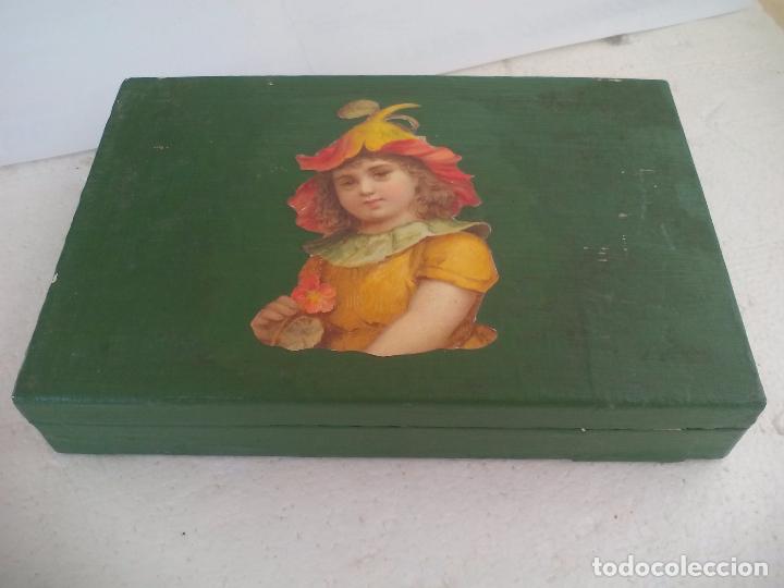 Cajas y cajitas met&aacute;licas: Caja antigua de cart&oacute;n, decorada con cromos, estuche, costurero o joyero. 20 x 13,5 x 3,5 cm