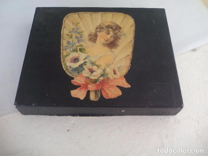 Cajas y cajitas met&aacute;licas: Caja antigua de cart&oacute;n, decorada con cromos, estuche, costurero o joyero. 22 x 18 x 3,5 cm