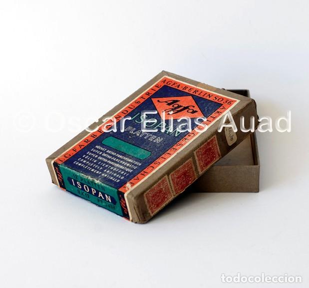 Cajas y cajitas met&aacute;licas: Antigua caja de cart&oacute;n vac&iacute;a. Agfa Isopan Platten. Mide 9,5 x 13 cm. Con tres sellos de 25 centimos